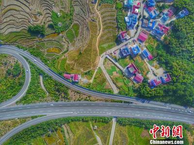 航拍江西德兴多彩农舍 似童话世界“多彩王国”